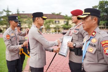 Kapolda Sultra beri penghargaan personel berprestasi