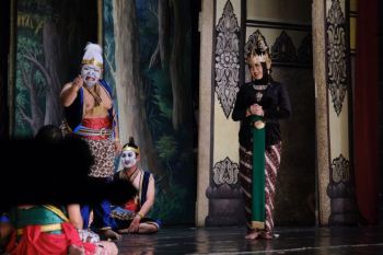 Pemkot Surakarta sosialisasikan KB dan perlindungan anak lewat wayang orang