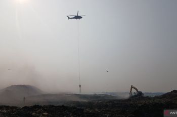 Heli pengebom air disetop seiring padamnya TPA Jatiwaringin