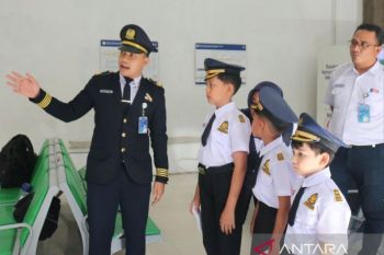Tiga anak rasakan pengalaman  jadi petugas KAI di Stasiun Medan
