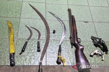 Polisi tangkap dua pemuda bawa celurit dan airsoft gun saat tawuran di Depok
