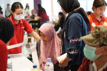 Siloam Hospitals gelar operasi katarak gratis bagi warga Surabaya