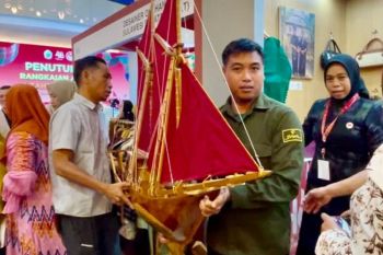Gubernur Sulsel apresiasi produk kerajinan miniatur Pinisi karya UMKM Bulukumba