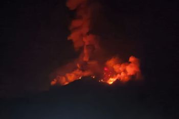 Pos PGA: Letusan Gunung Karangetang di Siau lontarkan meterial pijar