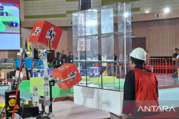 Tim robot tuan rumah Lahbako-San Unej raih juara 3 KRAI 2026
