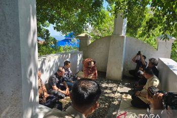 Menteri Fadli Zon Ziarah Makam Sultan Murhum Buton