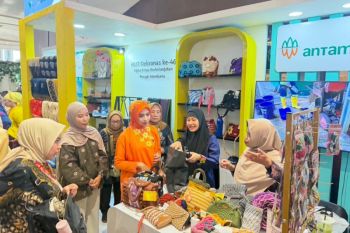ANTAM promosikan produk kain tenun dan rajut Kolaka lewat Pameran Dekranas 2026