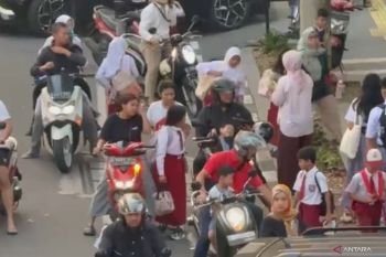 Ayah antar anak hari pertama sekolah di Jaktim demi dukung GAMAS