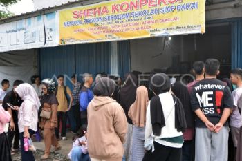 Antrean pembelian seragam sekolah di Padang