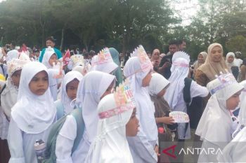Ribuan pelajar di Pulau Simeulue pawai hari pertama sekolah