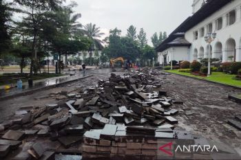 Gedung perpustakaan Jabar di Lapangan Gasibu Bandung dibongkar demi penataan Gedung Sate