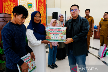 Pemkot Padang Panjang salurkan bantuan sarana budidaya cabai untuk 198 petani