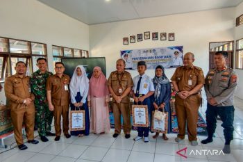 Ribuan siswa baru di HST terima seragam hingga sepatu jelang tahun ajaran baru