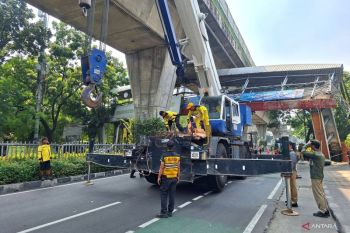 Pengendara diimbau hindari Jalan Tendean imbas truk tersangkut JPO