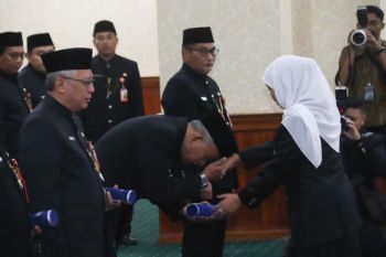 Khofifah rotasi enam pejabat pimpinan tinggi pratama Pemprov Jatim