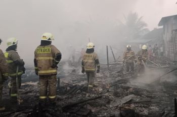 50 personel Gulkarmat padamkan kebakaran lapak rongsokan di Cengkareng
