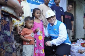 PLN Kalbar hadirkan listrik bagi tujuh keluarga di Wajok Hilir