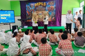 Astrid Widayani tinjau sekolah minim siswa baru
