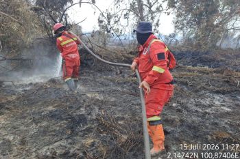 Manggala Agni berjibaku padamkan karhutla 10 ha di Rokan Hilir Riau