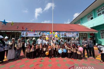 Bunda Guru PGRI Kabupaten Solok, Ny Nia Jon Firman Pandu Hadiri Kegiatan MPLS Ramah di SDN 10 Koto Baru