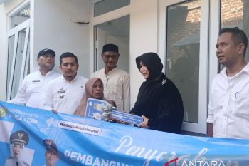 Wali Kota serahkan rumah layak huni untuk warga miskin