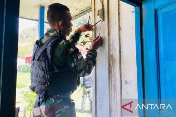 Satgas Yonif 511/DY perbaiki listrik rumah warga Lanny Jaya