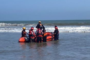 PMI Agam turunkan 10 anggota cari pelajar tenggelam di pantai Muaro Putih (Video)