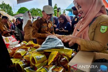 Pemkab Natuna hadirkan minyak goreng 1 ton di pasar murah Sedanau