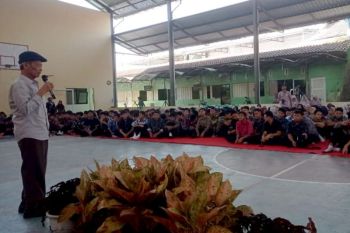 Budayawan Ahmad Tohari mengajak pelajar perkuat budaya literasi lewat menulis