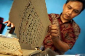 Pegiat sejarah Trenggalek simpan sembilan manuskrip kuno dari abad 19