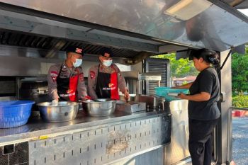 Satbrimob siapkan tenda-dapur lapangan bagi korban kebakaran di Poso