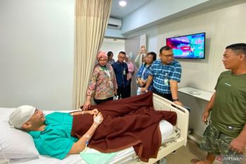 BPJS Ketenagakerjaan Cikarang besuk pasien peserta program JKK di RS EMC