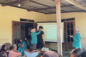 Dorong pengelolaan hipertensi, mahasiswa FIK UMS beri edukasi gizi dan kenalkan akupresur pada lansia