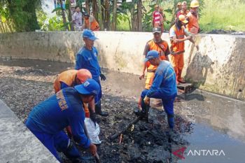 SDA Jaktim keruk saluran penghubung di Susukan untuk cegah banjir
