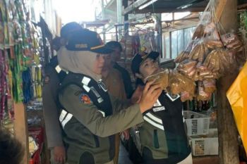Satpol PP Mataram menggencarkan razia rokok ilegal di pasar tradisional