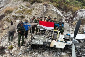 Indonesia restores Papua air link after fatal plane attack