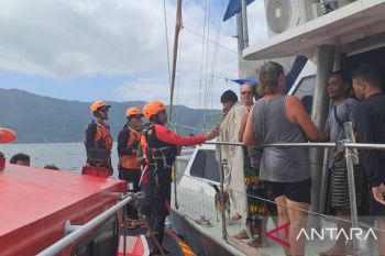 New Zealand yacht, SAR team save eight after vessel sinks off Ambon