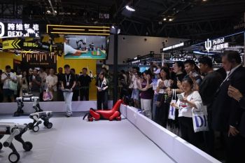 Lihat pameran AI, Airlangga sebut Indonesia bisa kejar ketertinggalan