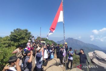 Bupati Kudus promosikan potensi wisata pegunungan dengan muncak bareng masyarakat