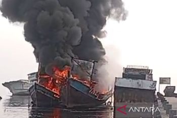 Gulkarmat padamkan kapal terbakar saat sandar di Dermaga Muara Angke