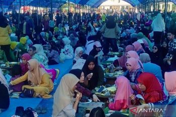 Ribuan warga nikmati sajian tradisional Muna saat Pesta Budaya KKMM di Kendari