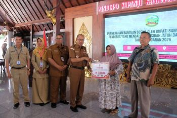 Pemkab Banyumas menyalurkan bansos bagi penderes korban kecelakaan kerja