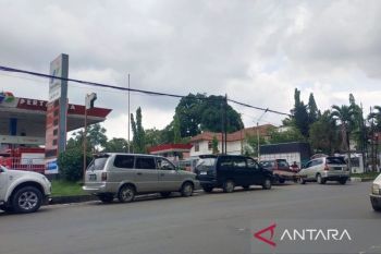 Dishub Jambi turunkan personel tertibkan antrean kendaraan di SPBU