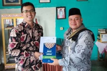 BPJS Kesehatan Serahkan Buku Meraih Sehat Mensyukuri Nikmat kepada Pondok Pesantren Tarbiyya Muara Labuh