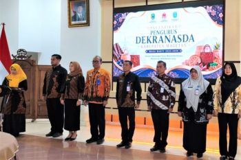 Arumi Bachsin minta Dekranasda Magetan dongkrak kesejahteraan perajin