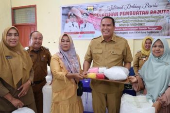 Pariaman latih puluhan warga terampil merajut perkuat industri rumahan