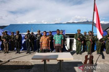 TNI AD tuntun dua eks anggota OPM ikrar kembali ke pangkuan NKRI
