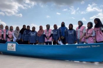PLN Kendari edukasi dan beri bantuan perempuan pesisir kelola bank sampah