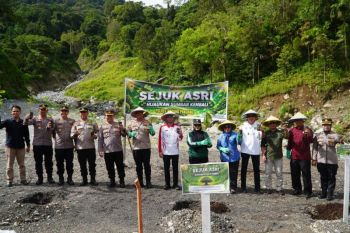 Pemko Padang Panjang dan Polres Tanam 500 Bibit Pohon Dukung Penghijauan Berkelanjutan