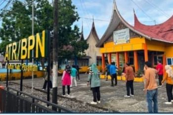 Senam bersama Kantor Pertanahan Pasaman: Menjaga kebugaran, mempererat kebersamaan, meningkatkan semangat pelayanan
